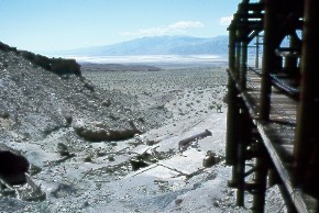 Death Valley View.jpg (25331 bytes)