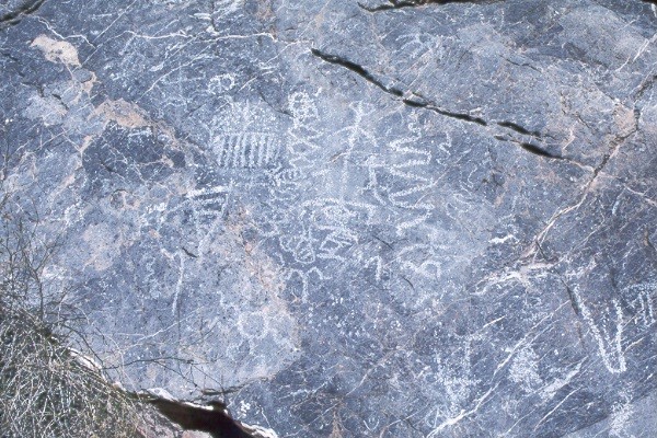 Petroglyphs.jpg (129173 bytes)