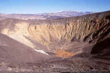 Ubehebe Crater.jpg (67423 bytes)